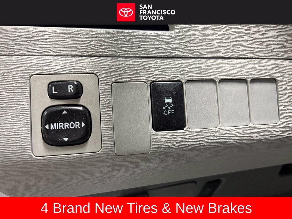 2013 Toyota Sienna LE 8 Passenger