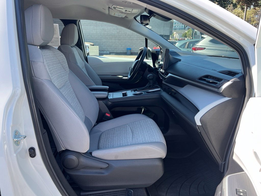 2026 Toyota Sienna LE 7 PASSENGER