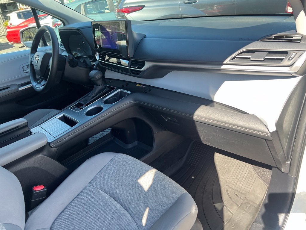 2026 Toyota Sienna LE 7 PASSENGERS