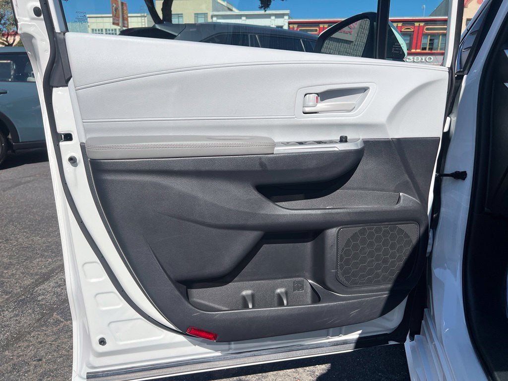2026 Toyota Sienna LE 7 PASSENGERS