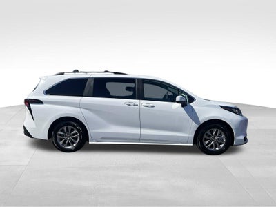 2026 Toyota Sienna LE 7 PASSENGERS