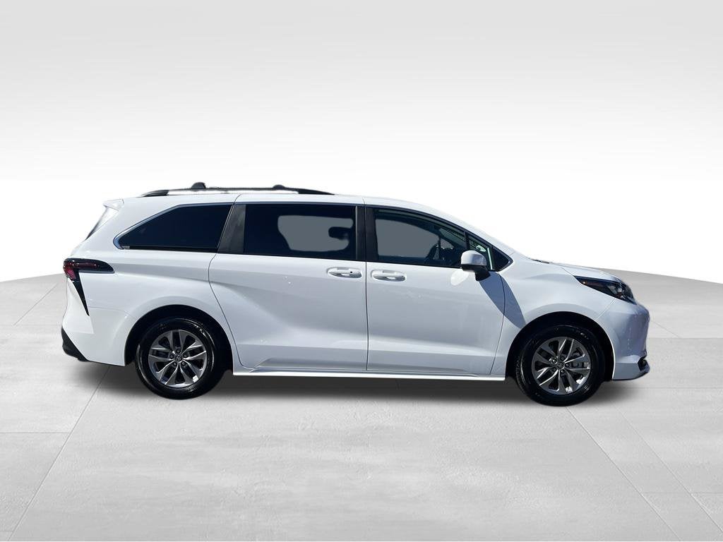 2026 Toyota Sienna LE 7 PASSENGERS
