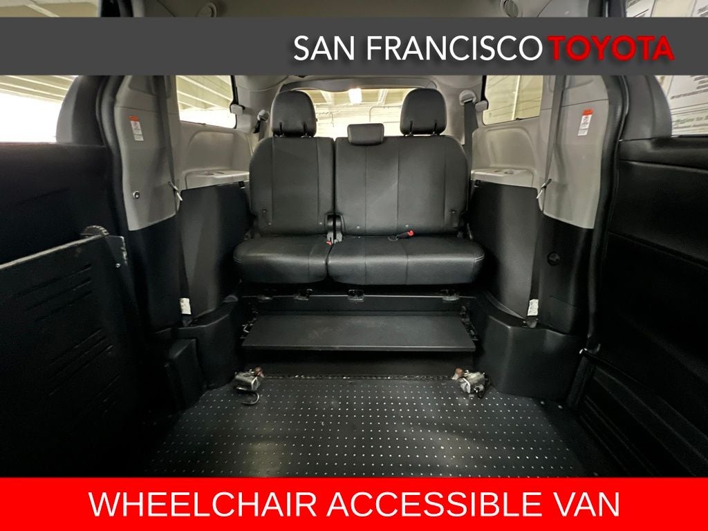 2017 Toyota Sienna SE 8 Passenger