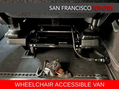 2017 Toyota Sienna SE 8 Passenger