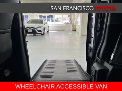 2017 Toyota Sienna SE 8 Passenger