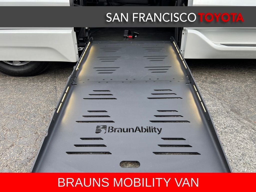 2025 Toyota Sienna XLE 8 Passenger