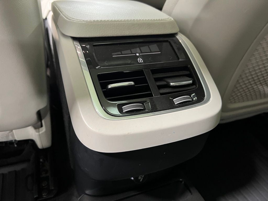 2020 Volvo XC90 T6 Momentum