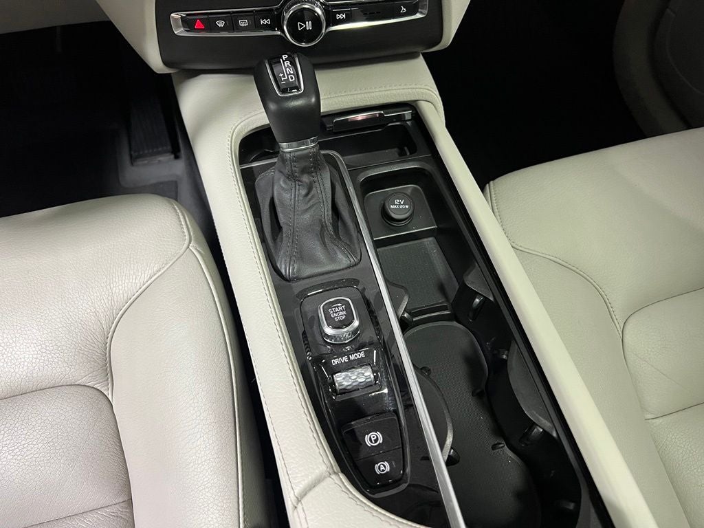 2020 Volvo XC90 T6 Momentum