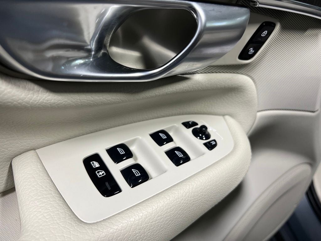 2020 Volvo XC90 T6 Momentum