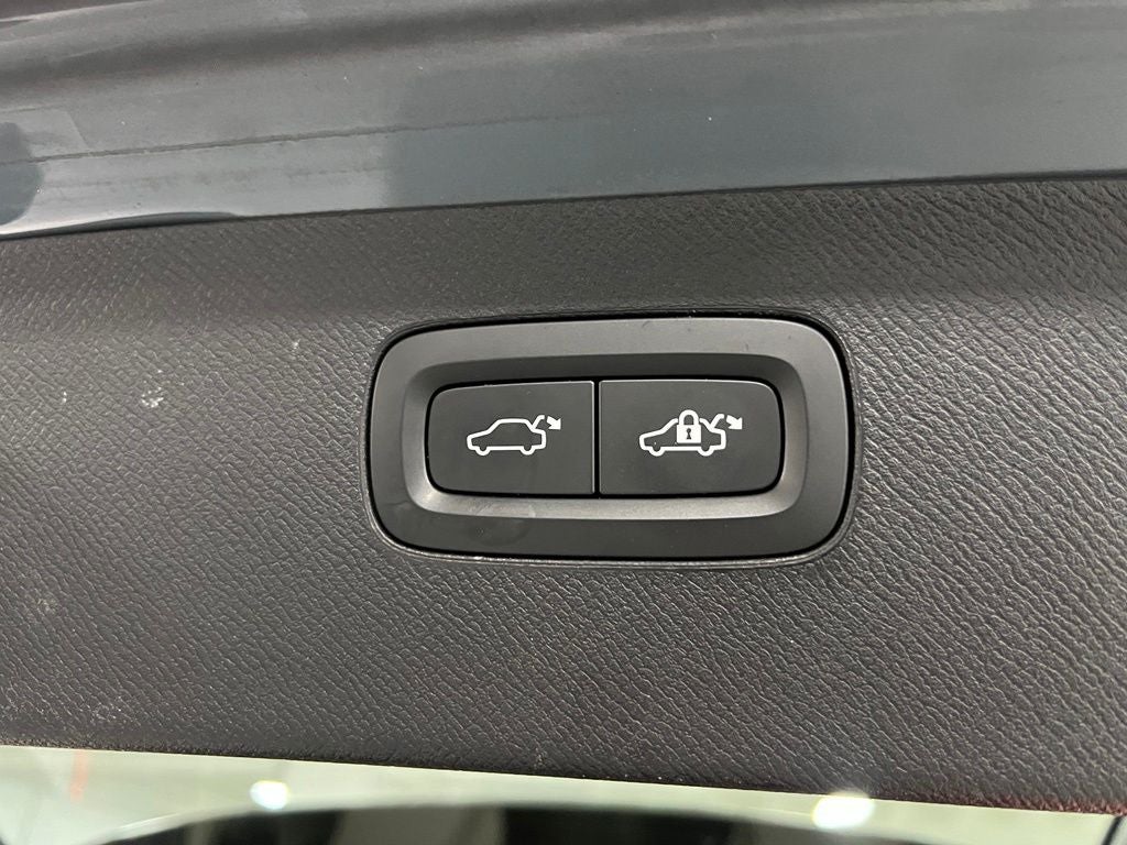 2020 Volvo XC90 T6 Momentum