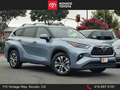 2022 Toyota Highlander Hybrid XLE AWD 8 Passenger 35 mpg