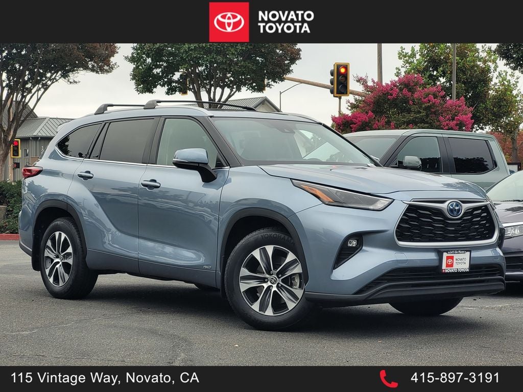2022 Toyota Highlander Hybrid XLE AWD 8 Passenger 35 mpg
