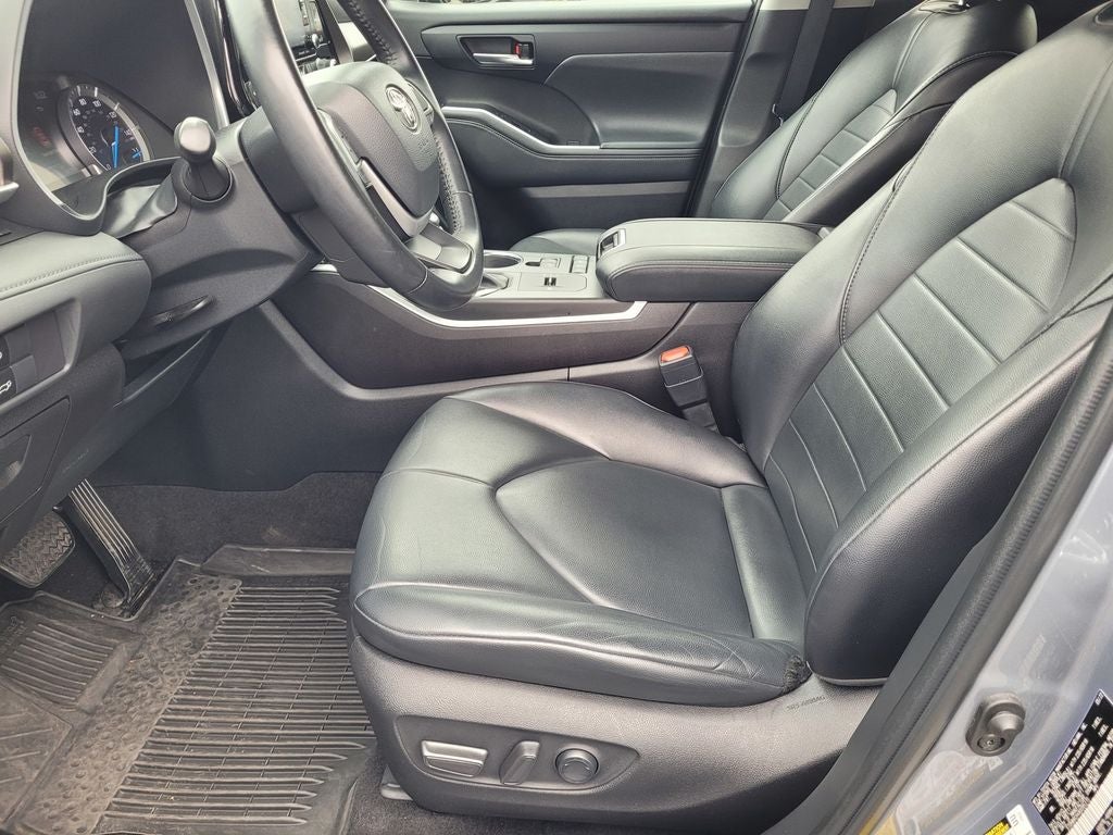 2022 Toyota Highlander Hybrid XLE AWD 8 Passenger 35 mpg