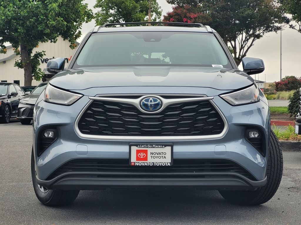 2022 Toyota Highlander Hybrid XLE AWD 8 Passenger 35 mpg