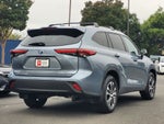 2022 Toyota Highlander Hybrid XLE AWD 8 Passenger 35 mpg