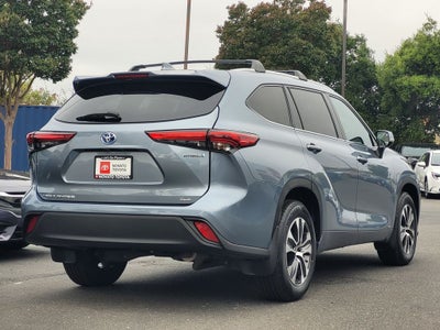 2022 Toyota Highlander Hybrid XLE AWD 8 Passenger 35 mpg
