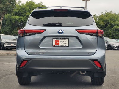 2022 Toyota Highlander Hybrid XLE AWD 8 Passenger 35 mpg