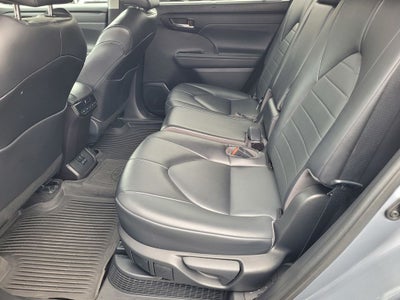 2022 Toyota Highlander Hybrid XLE AWD 8 Passenger 35 mpg