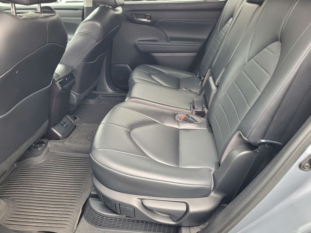 2022 Toyota Highlander Hybrid XLE AWD 8 Passenger 35 mpg
