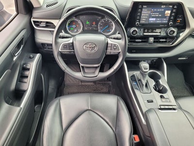 2022 Toyota Highlander Hybrid XLE AWD 8 Passenger 35 mpg